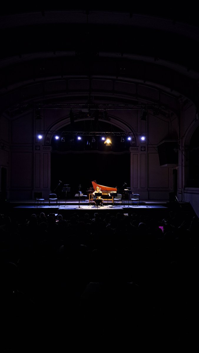 extensionusach's tweet photo. Hoy comenzó la temporada 2023 de #SyntagmaMusicumUsach con un programa dedicado a Bach 🎻 

¡Y el Teatro Aula Magna volvió a acoger mucho público! 💖 https://t.co/5NRUR9bVnB
