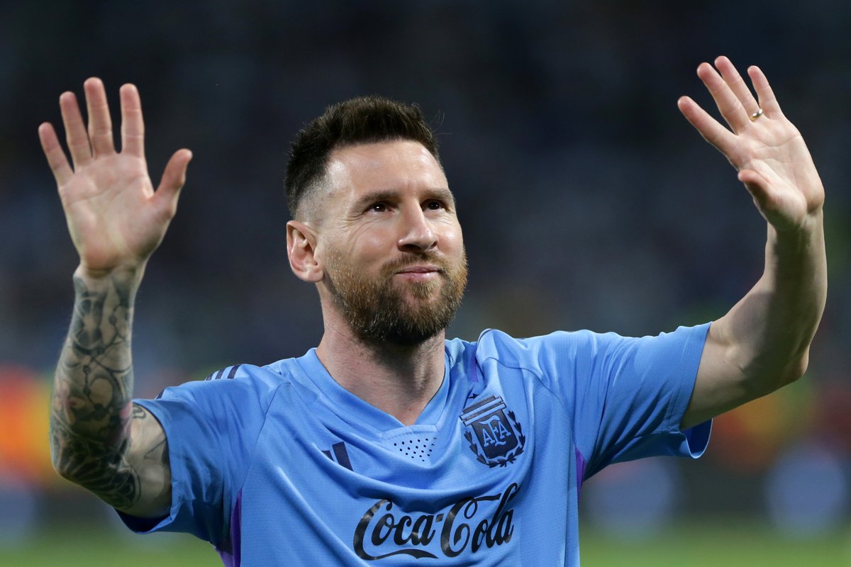 SC_ESPN's tweet photo. ¡A JUGAR! Argentina se mide con Curazao en un amistoso, a 100 días del título mundial en #Qatar2022. Messi busca su gol 100 a nivel SELECCIÓN. https://t.co/aYh40ahg0I