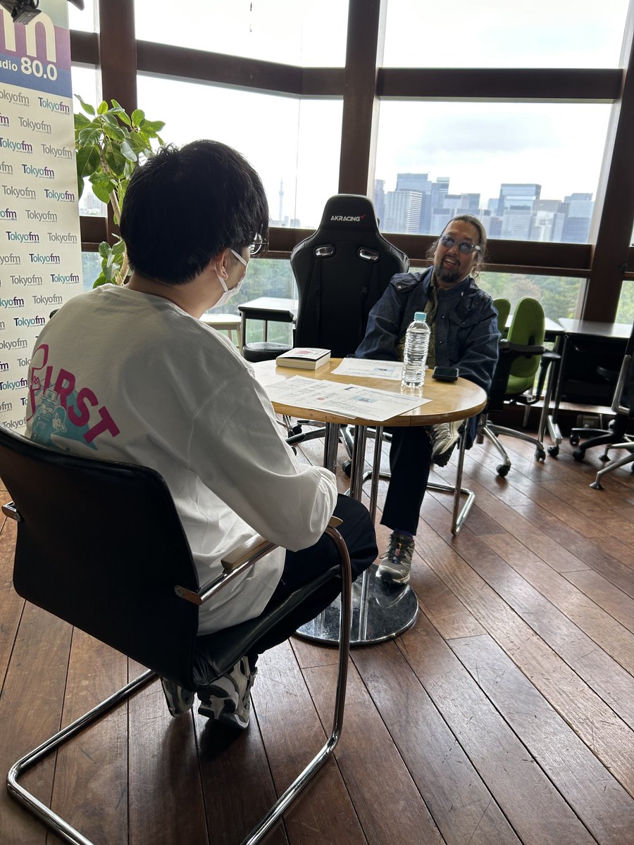 gakuto_akashi's tweet photo. 朝で顔パンパンですがラジオだから大丈夫。顔面晒さなくてもいいのはラジオの優位性。このあとTOKYO FMのONE MORNINGで動画大全について喋ります。radikoでも聴けるよ。顔パンパンだけど、声だけはいいんで安心してください🥸 https://t.co/foDU0lacDB