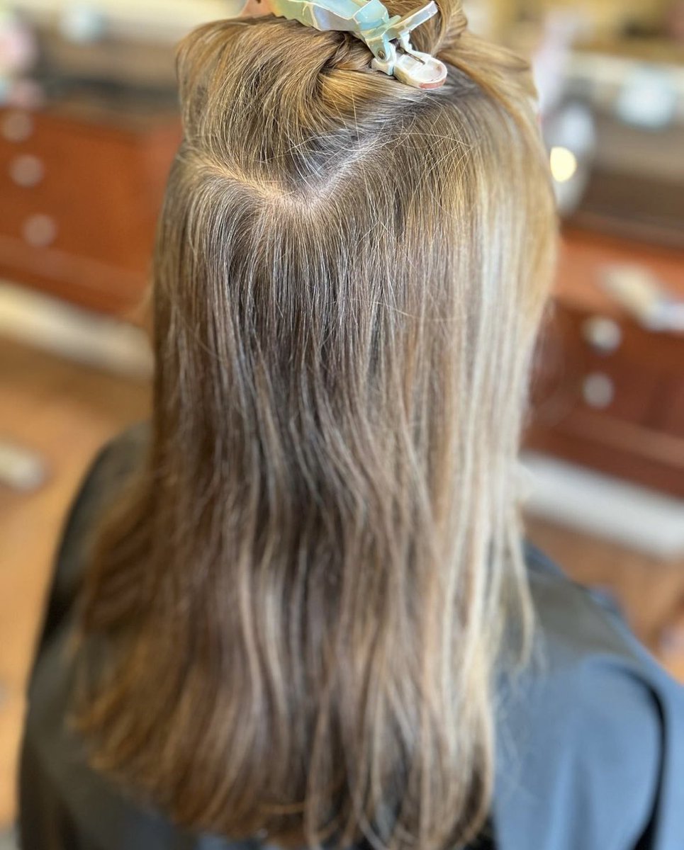 Beautiful foilyage by Jilliane creates a soft, natural look. Call or #bookonline at tranquilitynh.com.

#foilyage #highlight #blonde #blondehair #hairstylist #haircolorist #blondespecialist #exeternhhair #exeternhsalon #exeternh #tranquility