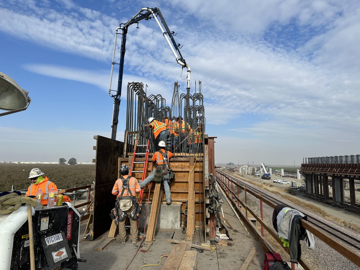 CaHSRA's tweet photo. That's exactly what California's #CleanGreenHSR is all about. We're building a sustainable transportation system much of the world already enjoys &amp; we're doing it while creating good-paying union jobs &amp; buying American.

👷 10K jobs created
🌎 100% renewably powered
⚡️ 220 MPH https://t.co/RQik2h4SDs