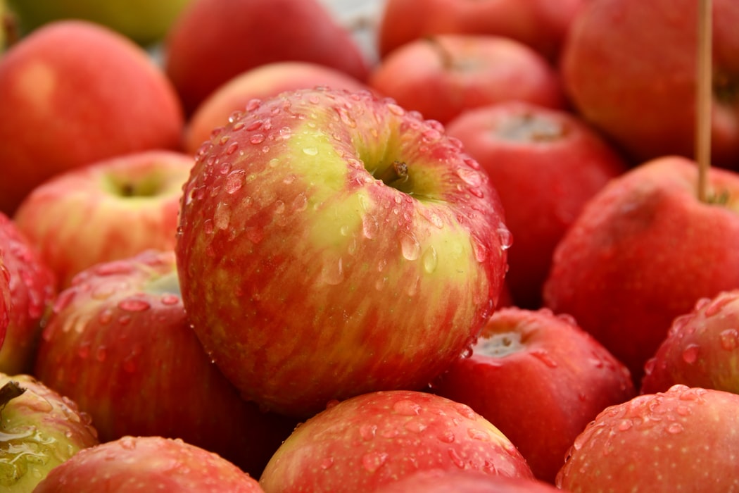 MickeyDaigle's tweet photo. With their hunger beating fiber and #cancer-fighting antioxidants, apples really are one of nature's best super foods. https://t.co/98c066PDmO