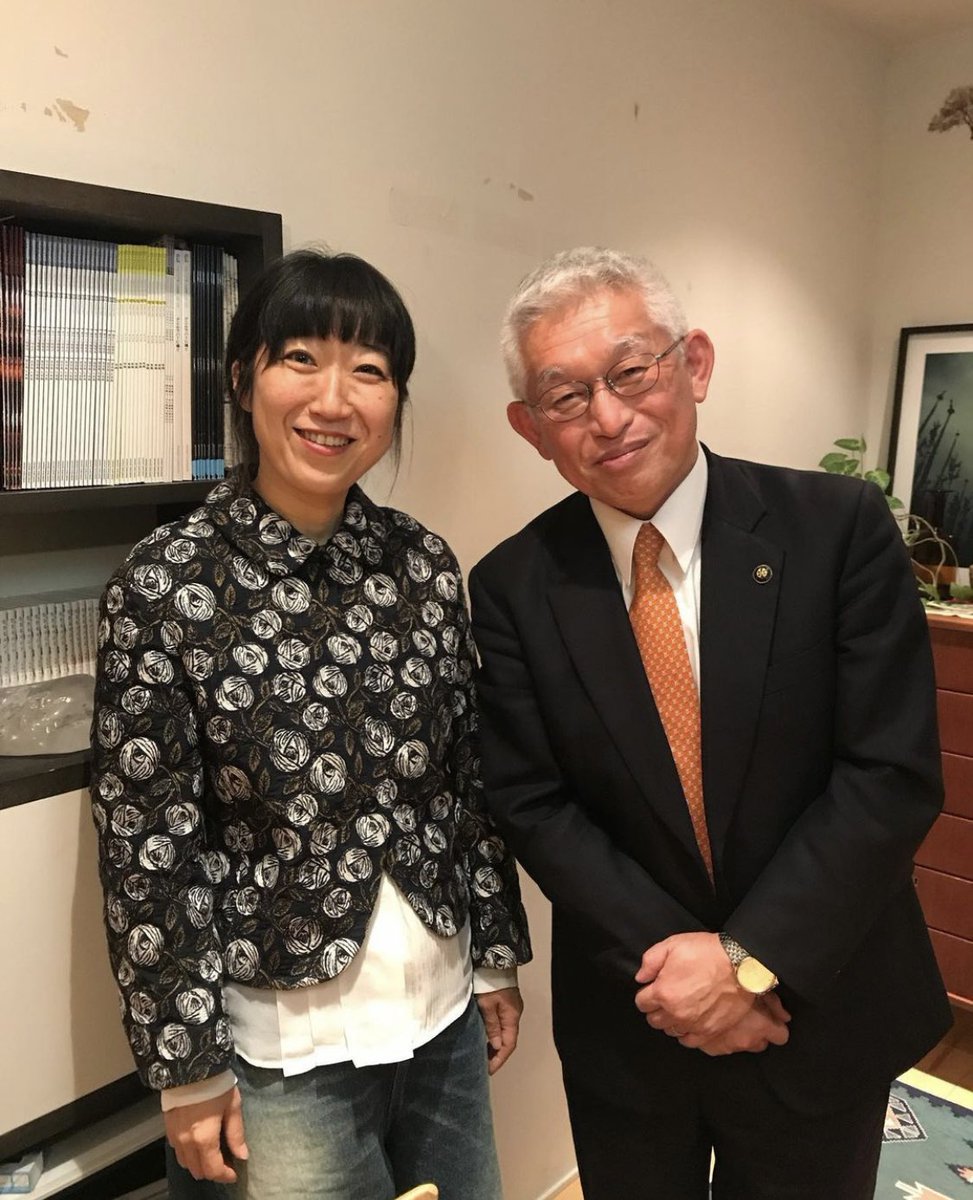tsubu_ellie's tweet photo. 泉市長と😆
いまアエラで読めます。爆笑でした🤣
泉市長の好きな言葉、四面楚歌、ですよ！
😱
会いたい人に会えました。
応援してます！
みんなのためにありがとうございます！
アエラ異例の5週連続対談
ぜひ読んでね!
@AERAnetjp 
@izumi_akashi https://t.co/K4ZkLkFtdN
