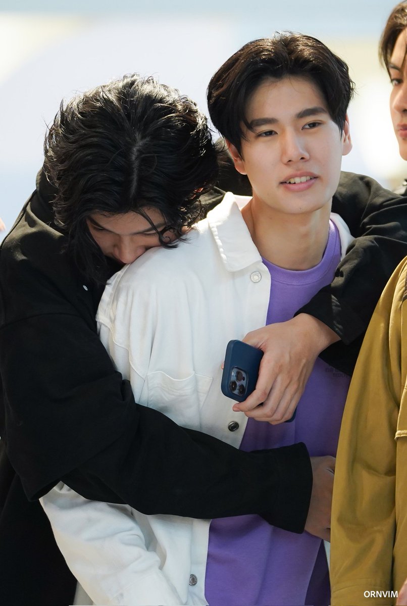 naravitaminz's tweet photo. golden retriever energy bf >>>>>>>>> https://t.co/muKAOjyGO1