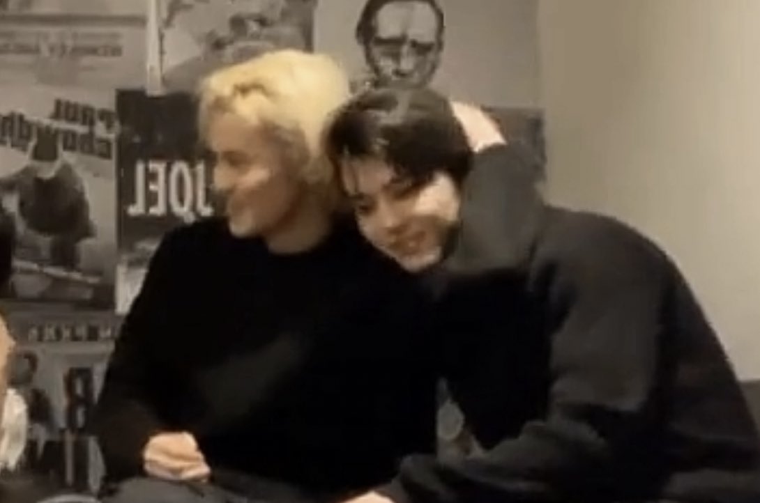 Ieemarkees's tweet photo. jaemin leaning his head on mark shoulders :( https://t.co/u7S3fG2OoH