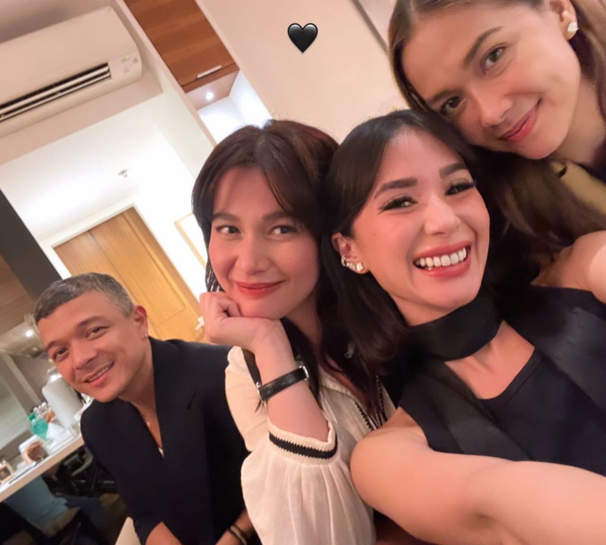 inquirerdotnet's tweet photo. THESE PHOTOS HIT US RIGHT IN THE FEELS 😍

LOOK: Heart Evangelista shares a photo with her ex-boyfriend Jericho Rosales on her Instagram Story. | 📷: Evangelista, Salvador/Instagram Story https://t.co/FgweXjQIIV