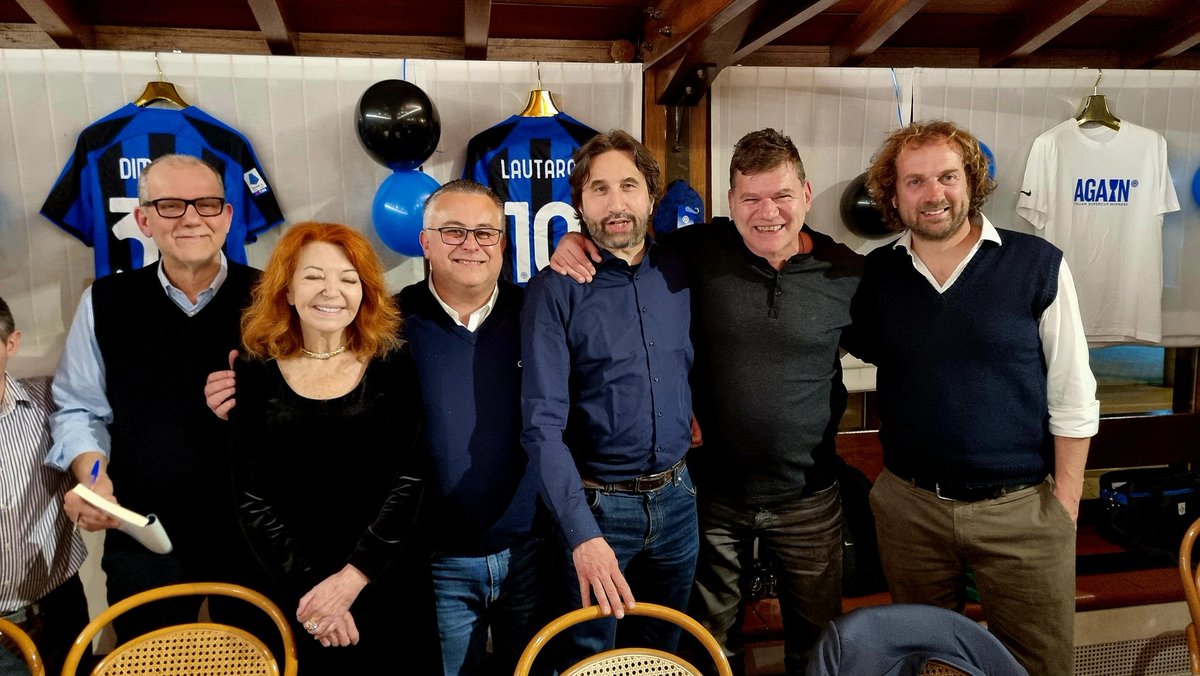 gianlucarossitv's tweet photo. 28.3.2023
Stasera all'#Inter Club #Imbersago  tanto Interismo, soprattutto quello dei tempi miei!
Da sx #LuigiFurini, @Bedy_m MORATTI, @Bett_Calcaterra @LapoDeCarlo1, #GianfeliceFACCHETTI ⚫️🔵
Come sempre grazie a tutti per la calorosa accoglienza, gente sempre e solo di Serie A! https://t.co/1EhT3l3Nt6