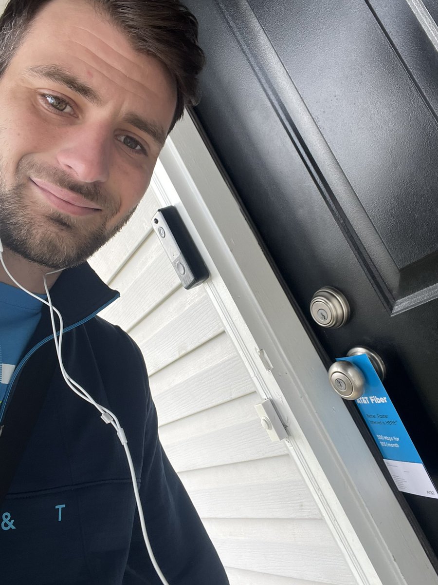 Zoeek17's tweet photo. Spring has sprung in Reynoldsburg and new fiber internet service is here! Come see us in store today #LifeAtAtt @Yassersek @Jon_Russell__ @oliveiramikeO https://t.co/wnvD49UjEy