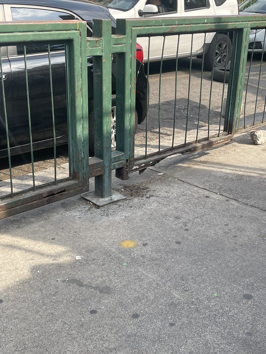 TERESHARAPOVA's tweet photo. @BJAlcaldia @STaboadaMx ayuda para componer las protecciones afuera del jardín Guadalupe Victoria en Mier y Pesado 245 Col del Valle Benito Juárez , están desasiéndose y generan polvo y basura, ni siquiera tiene las nuevas protecciones verdes que ponen en otras escuelas #ayuda https://t.co/4bYqwQ9RLN