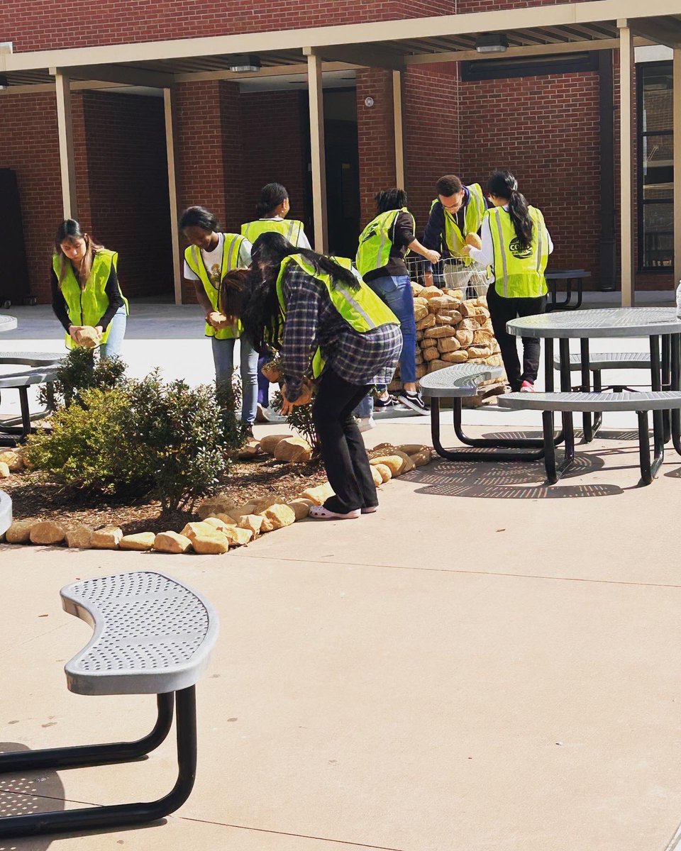 JGelston01's tweet photo. A successful Campus Clean-Up! We put down stones in the courtyard, and put down mulch and planted plants out front. #ohscommunity https://t.co/sSHmQx91Ng