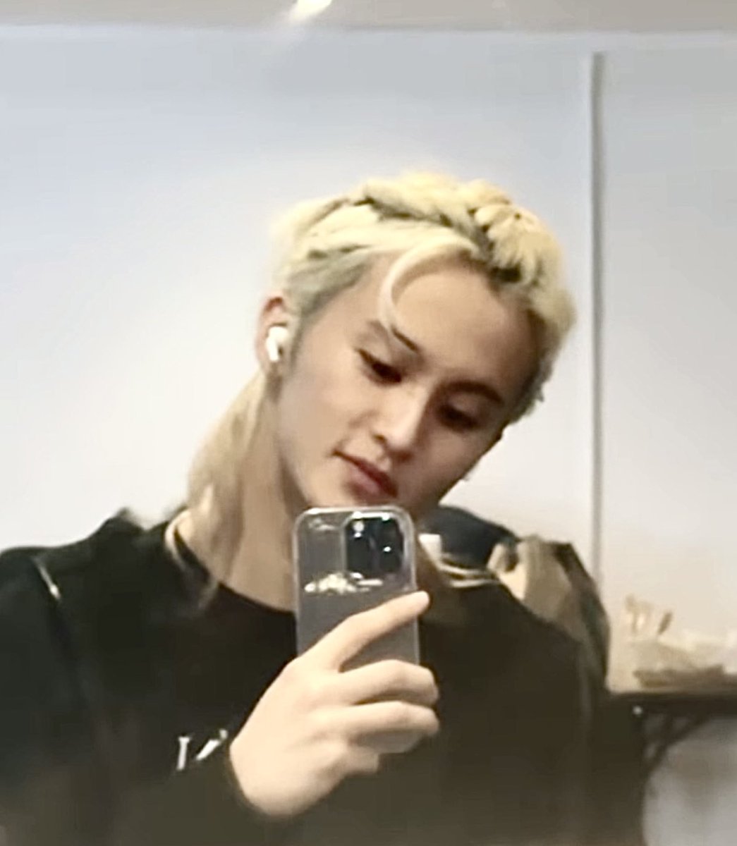 Ieemarkees's tweet photo. mark with his braided long hair https://t.co/ErSQT9eyk0