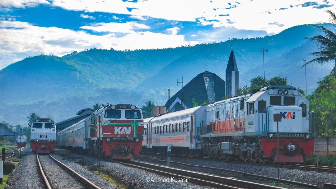 KAI121's tweet photo. Tidak perlu membandingkan hidupmu dengan orang lain, karena tidak ada perbandingan antara matahari dan bulan, mereka akan bersinar saat waktunya tiba. 

Selamat pagi, #SahabatKAI

#WonderfulIndonesia

📸 @AhmadkosasihCB https://t.co/azXiJ2vKWB