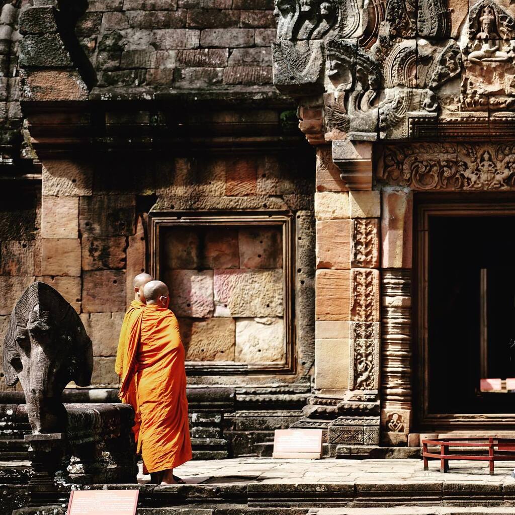 namneverdry's tweet photo. “Ancient architecture admirers” #phanomrunghistoricalpark #ปราสาทพนมรุ้ง #thailand #loves_united_thailand #loves_thailand #thaistagram #watchthisinstagood #streetphotography #streetphotographer #streetphotographers #photography #photographer #thaimonk https://t.co/4pq3oGfPAn https://t.co/SKQcNJRXnc