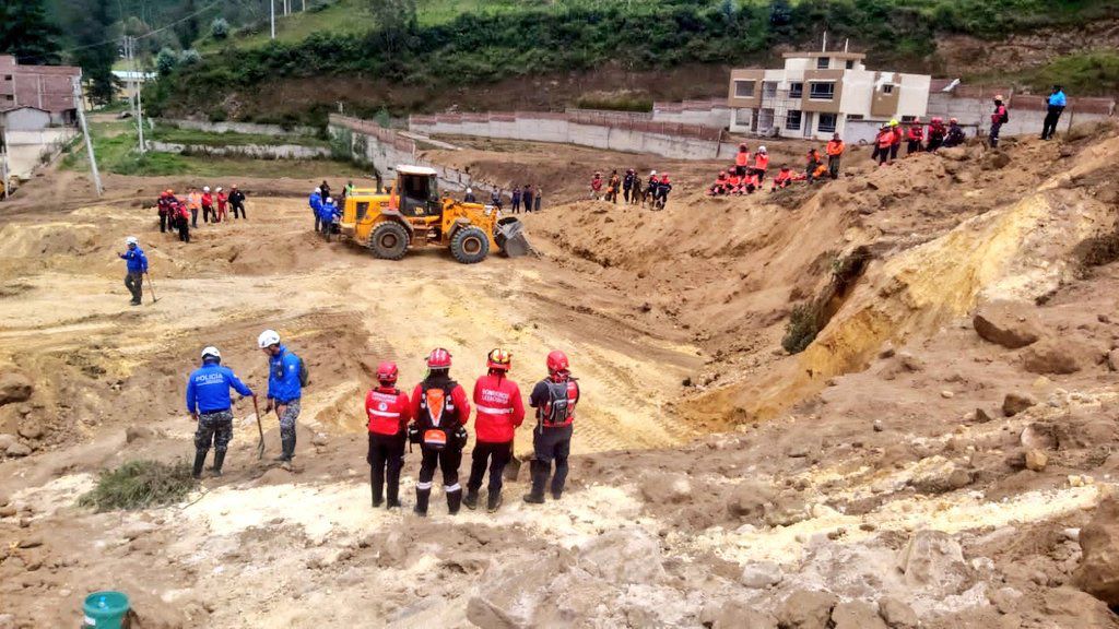 marlonmel's tweet photo. ¡Un verdadero milagro! Un joven sobrevivió 24 horas bajo los escombros en Alausí. Su rescate es un acto de fe y esperanza para una comunidad devastada por la tragedia #AlausíSobrevive #JovenSobreviviente #ActoDeFe #DestelloDeEsperanza https://t.co/zr643xYSGD https://t.co/sMj0q3e4k0