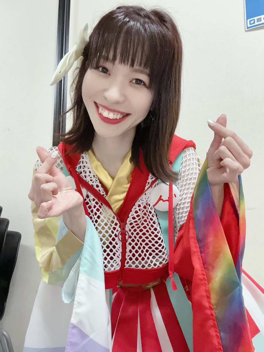 新しくお披露目された"スポーティー衣装"✨
肩から2本ぶら下がるリボンは、
皆戸さんはエメラルドグリーンらしい♪
5月生まれで誕生石がエメラルドだしちょうどいいかも🥳
#0328千人斬り