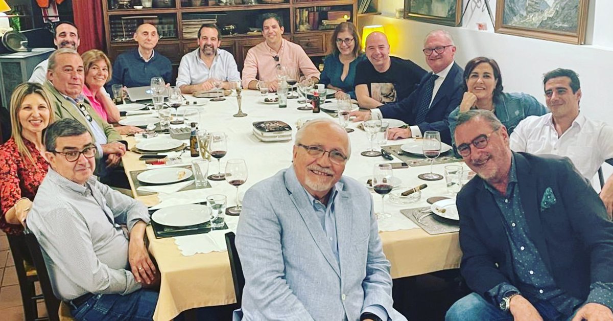 luisbaras's tweet photo. ALMUERZO CON EL PREGONERO
Hoy he tenido el placer de participar en la tertulia y almuerzo con el pregonero 2023 y amigo entrañable Enrique Casellas…que buen rato con él, con los que también fueron pregoneros como Carlos Herrera y Charo Padilla y los compañeros periodistas. https://t.co/TFAWINLaT6