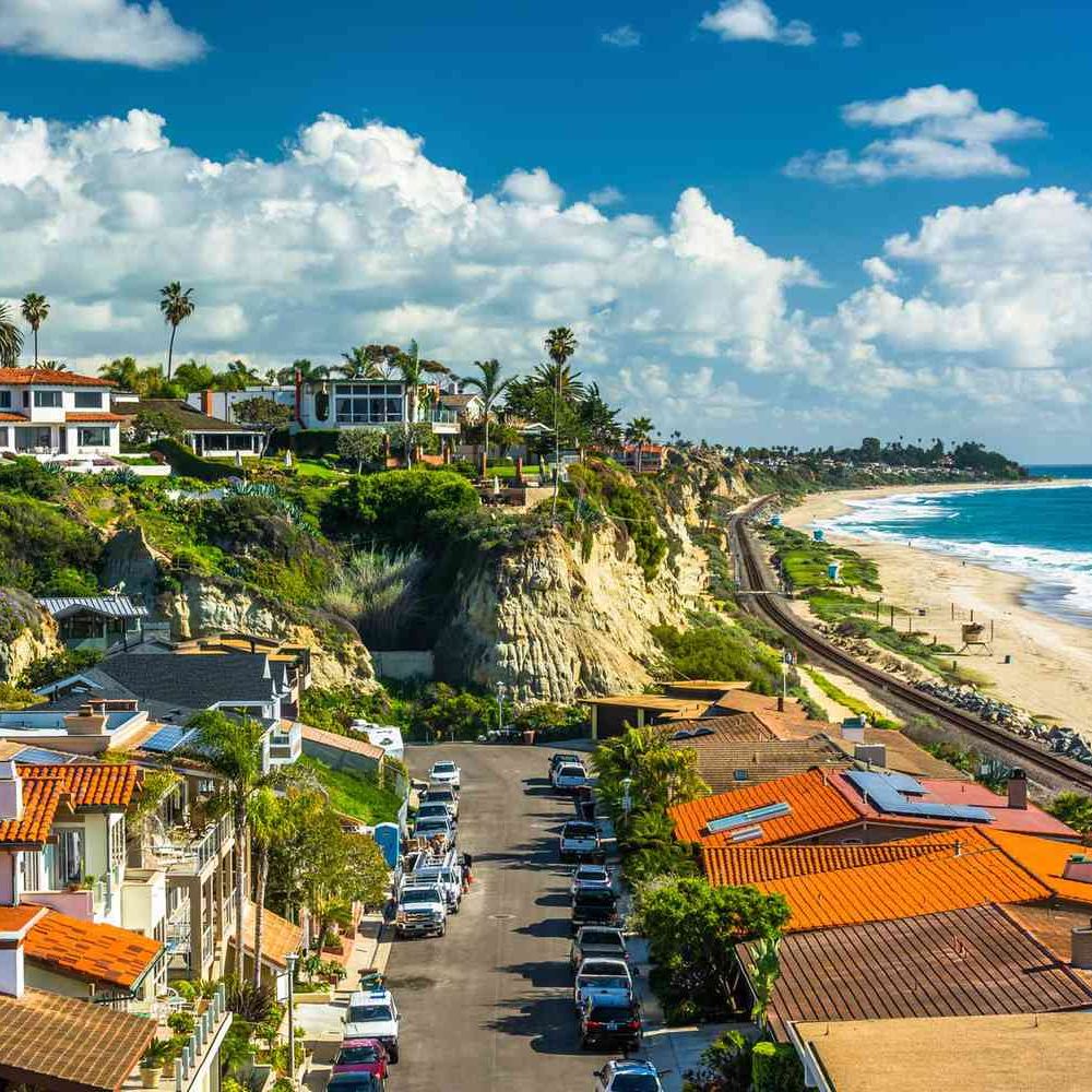 17 Best Beach Towns in the U.S. With Laid-back Vibes and Stunning Coastal Views bit.ly/42OGWJF