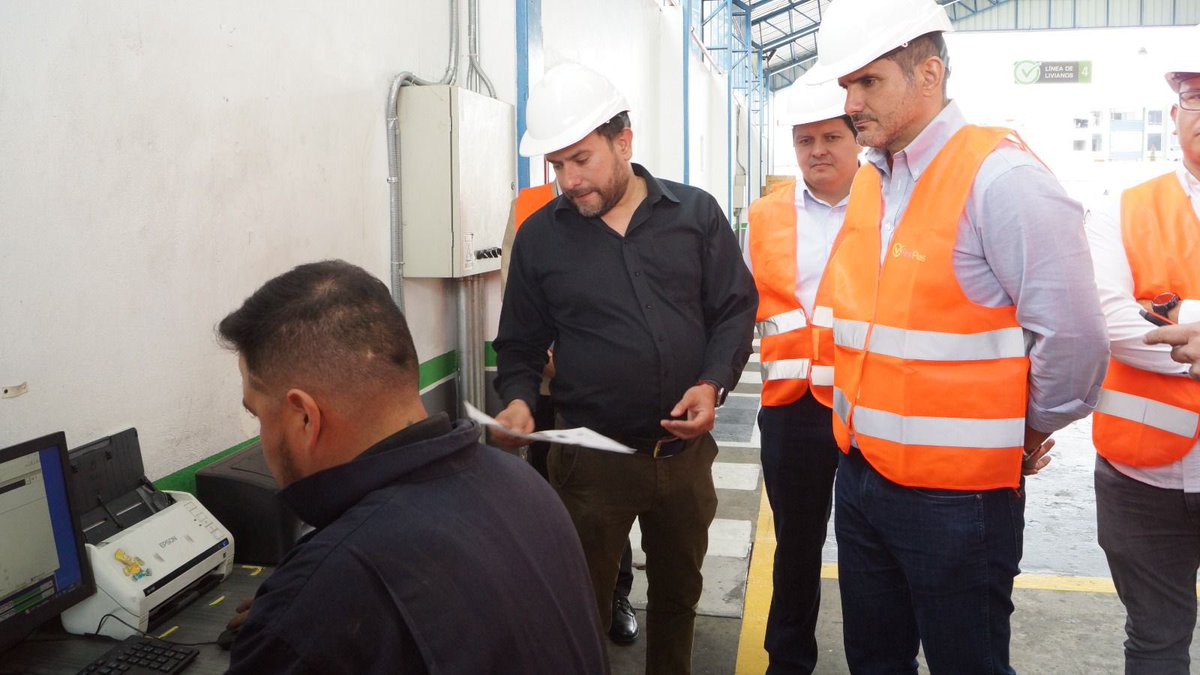 ErnestoVarasVal's tweet photo. #Ibarra | Recorrimos el CRTV de @PlusRevi, el primero que entró en funcionamiento a nivel nacional y  cuya gestión es indispensable para reforzar la seguridad vial en el país.

✔️Revisamos que se cumple con el equipamiento, tecnologia y procesos bajo las normas técnicas vigentes. https://t.co/PHsuQj09Yu