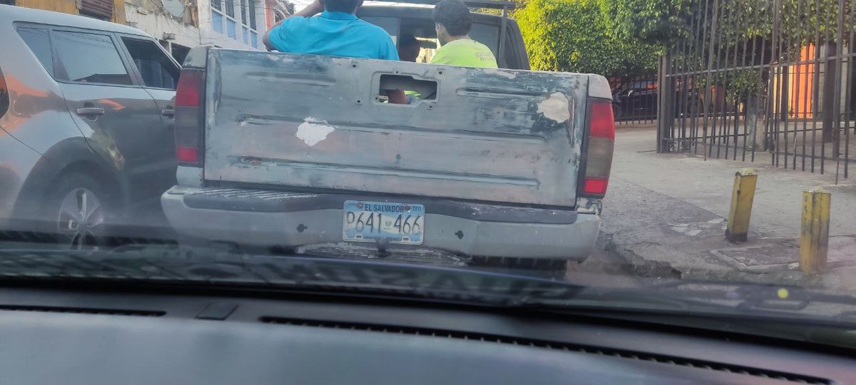 Denuncias_ES's tweet photo. #DenunciaCiudadana 

Reportan que el pick up placas P641-466, golpeó otro vehículo, no quiso bajarse para conciliar los daños, al contrario se dio a la fuga.

Un llamado a las autoridades para ubicarlo y hacerlo que pague por los daños causados. https://t.co/DnjnsVwHSw