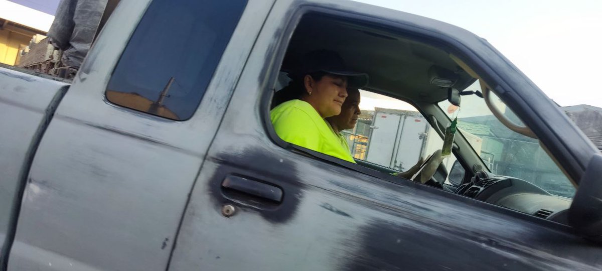 Denuncias_ES's tweet photo. #DenunciaCiudadana 

Reportan que el pick up placas P641-466, golpeó otro vehículo, no quiso bajarse para conciliar los daños, al contrario se dio a la fuga.

Un llamado a las autoridades para ubicarlo y hacerlo que pague por los daños causados. https://t.co/DnjnsVwHSw