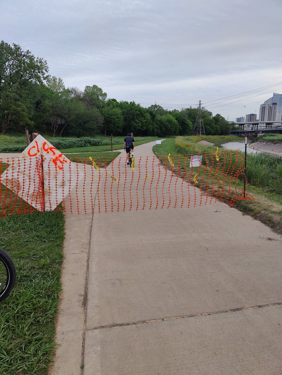 gratifihouston's tweet photo. This is ridiculous. Putting people at more risk, not less. Completely unacceptable. In the few minutes I've been standing here, scores of people have ignored it. Because the detour is useless and dangerous. @hcfcd @houparksboard @whambrick https://t.co/8dnnw9JVSk