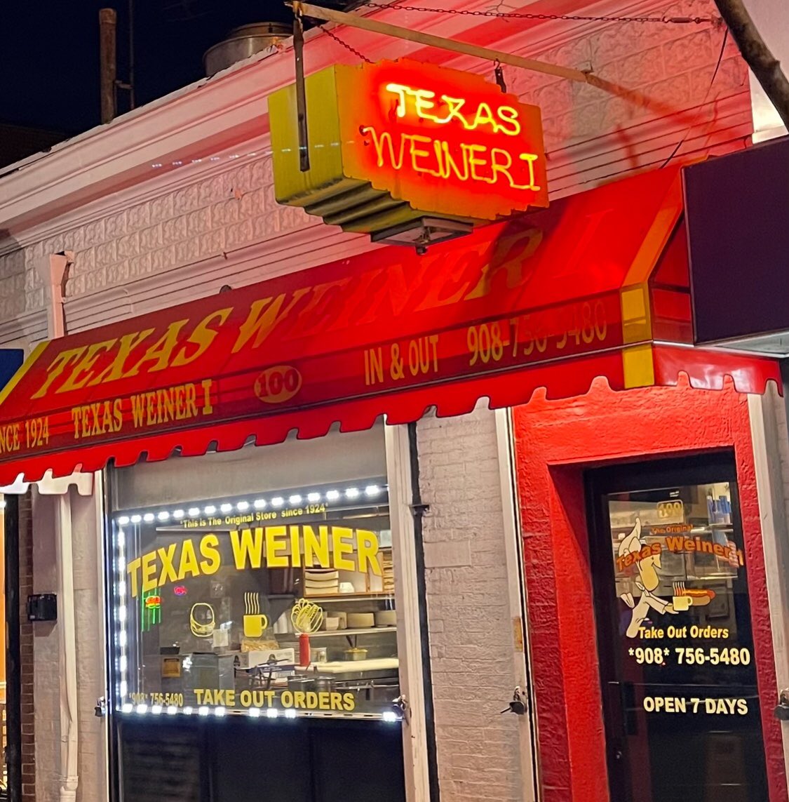 sonnylee2's tweet image. One of the most valuable gifts in life is a loyal friend. Dinner from Texas Weiners in Plainfield, NJ. With a Blue Moon🌭🍺
@BlueMoonBrewCo #HotDogs #BakeBeans #BeKindAlways #TexasWeiners #Dinner