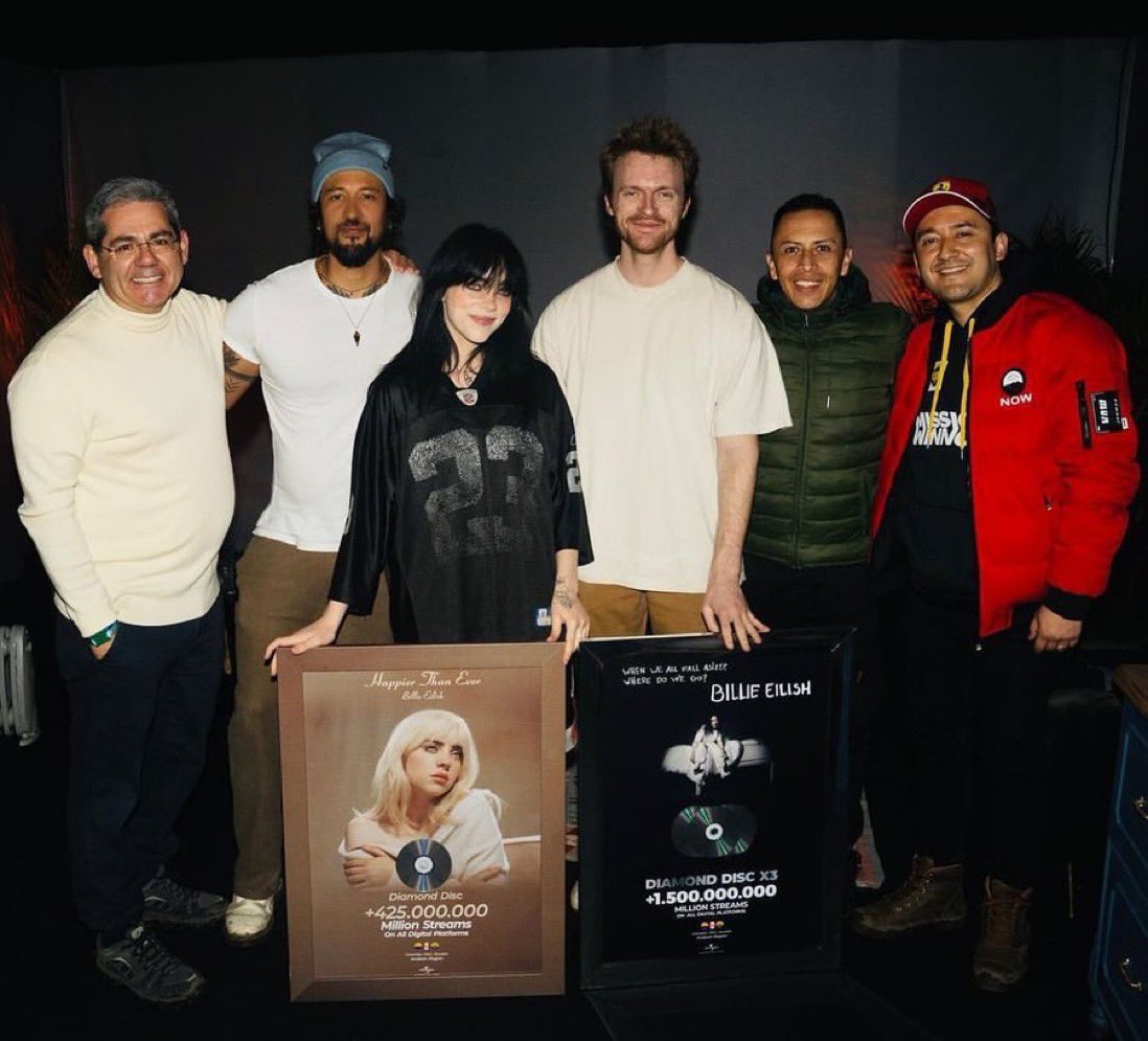 billieeilishtrs's tweet photo. Billie photographed will her diamond certifications in Colombia last Sunday! 🤍 https://t.co/AelUKdBB1V