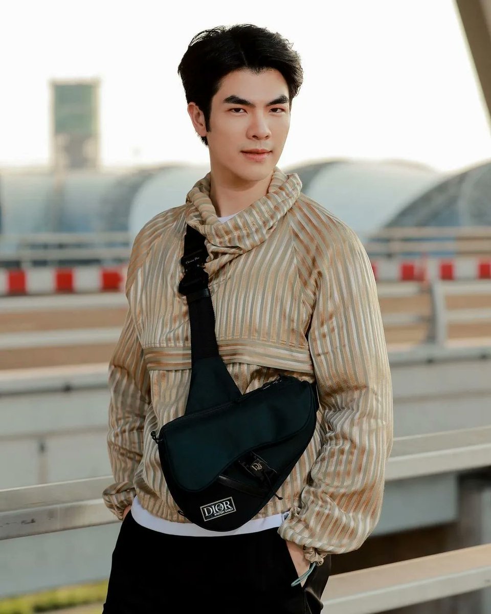 VogueThailand's tweet photo. ส่องแอร์พอร์ตลุค #มายอาโป ก่อนเดินทางลัดฟ้าสู่มุมไบ ประเทศอินเดีย เพื่อเข้าร่วมชมแฟชั่นโชว์ @Dior Women's Fall 23 ที่จะจัดขึ้นในวันที่ 30 มีนาคม 2023 นี้ #DIORFALL23 #MileApo #MILEAPOFLYTOMUMBA https://t.co/epDGhps1ti