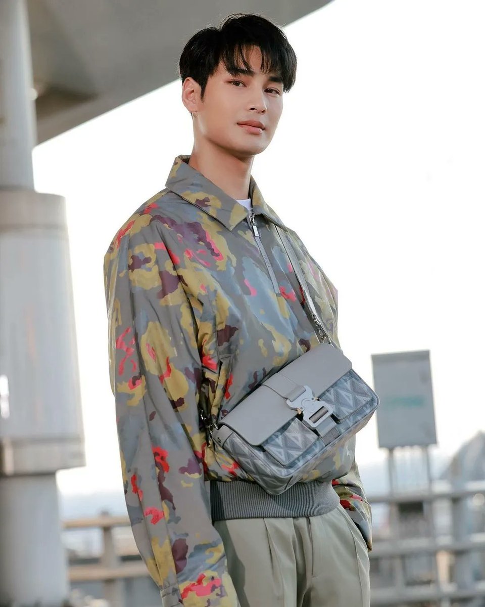 VogueThailand's tweet photo. ส่องแอร์พอร์ตลุค #มายอาโป ก่อนเดินทางลัดฟ้าสู่มุมไบ ประเทศอินเดีย เพื่อเข้าร่วมชมแฟชั่นโชว์ @Dior Women's Fall 23 ที่จะจัดขึ้นในวันที่ 30 มีนาคม 2023 นี้ #DIORFALL23 #MileApo #MILEAPOFLYTOMUMBA https://t.co/epDGhps1ti