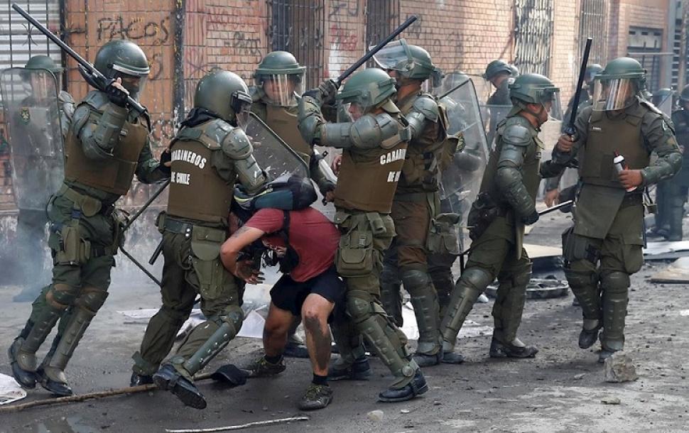andres20ad's tweet photo. Los carabineros nos reprimieron brutalmente, nos dispararon, hirieron a miles, mutilaron a varios en los ojos. Y resulta, que por el Matapacos, somos los más violentos del mundo. Háganse ver fascistas de mierda, son una manga de sociópatas estúpidos y peligrosos. https://t.co/bRJ9Q9tQVG