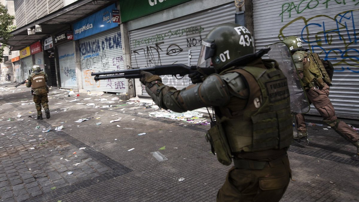 andres20ad's tweet photo. Los carabineros nos reprimieron brutalmente, nos dispararon, hirieron a miles, mutilaron a varios en los ojos. Y resulta, que por el Matapacos, somos los más violentos del mundo. Háganse ver fascistas de mierda, son una manga de sociópatas estúpidos y peligrosos. https://t.co/bRJ9Q9tQVG