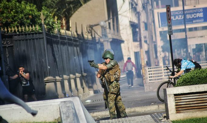andres20ad's tweet photo. Los carabineros nos reprimieron brutalmente, nos dispararon, hirieron a miles, mutilaron a varios en los ojos. Y resulta, que por el Matapacos, somos los más violentos del mundo. Háganse ver fascistas de mierda, son una manga de sociópatas estúpidos y peligrosos. https://t.co/bRJ9Q9tQVG