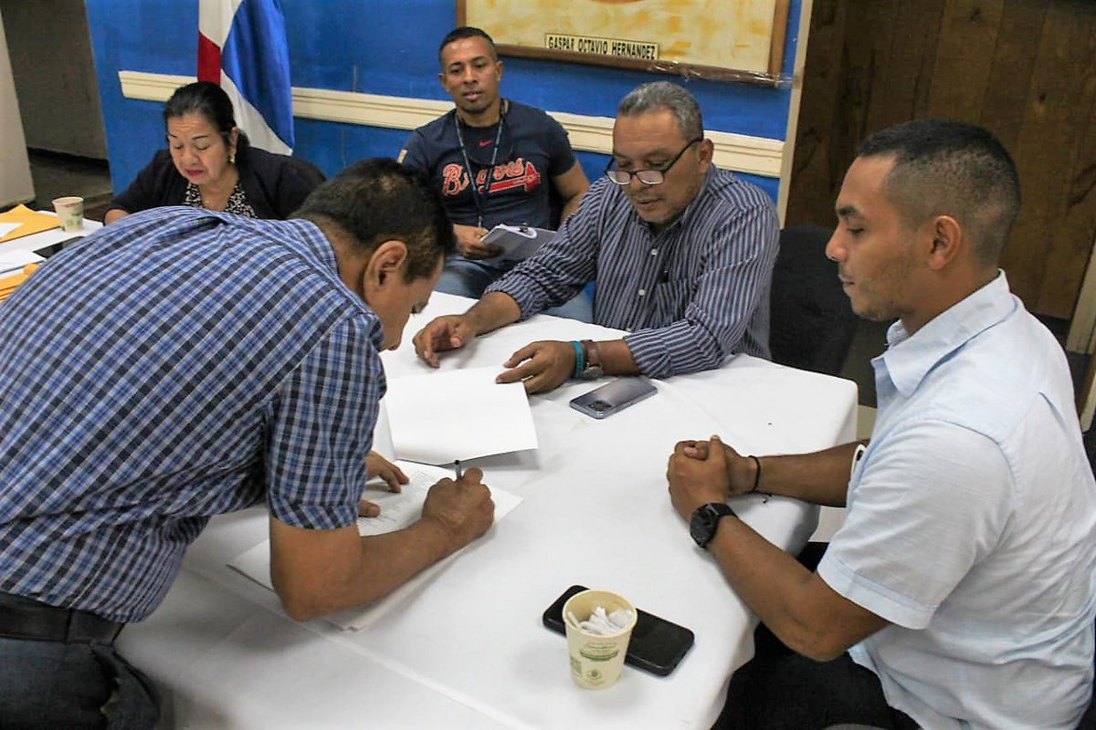 ClaudiaFigePino's tweet photo. Periodistas Antonio Pérez, Juliana Villamonte, Gilberto Gómez y Francisco Rodríguez, votaron en la sede del Sindicato de Periodistas de Panamá, en Ancón, durante las elecciones celebradas el 18 de marzo de 2023
¡Por los derechos laborales de todos y todas las periodistas!
@FIP_AL https://t.co/SrCY3phetz