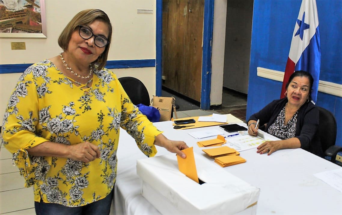ClaudiaFigePino's tweet photo. Periodistas Antonio Pérez, Juliana Villamonte, Gilberto Gómez y Francisco Rodríguez, votaron en la sede del Sindicato de Periodistas de Panamá, en Ancón, durante las elecciones celebradas el 18 de marzo de 2023
¡Por los derechos laborales de todos y todas las periodistas!
@FIP_AL https://t.co/SrCY3phetz