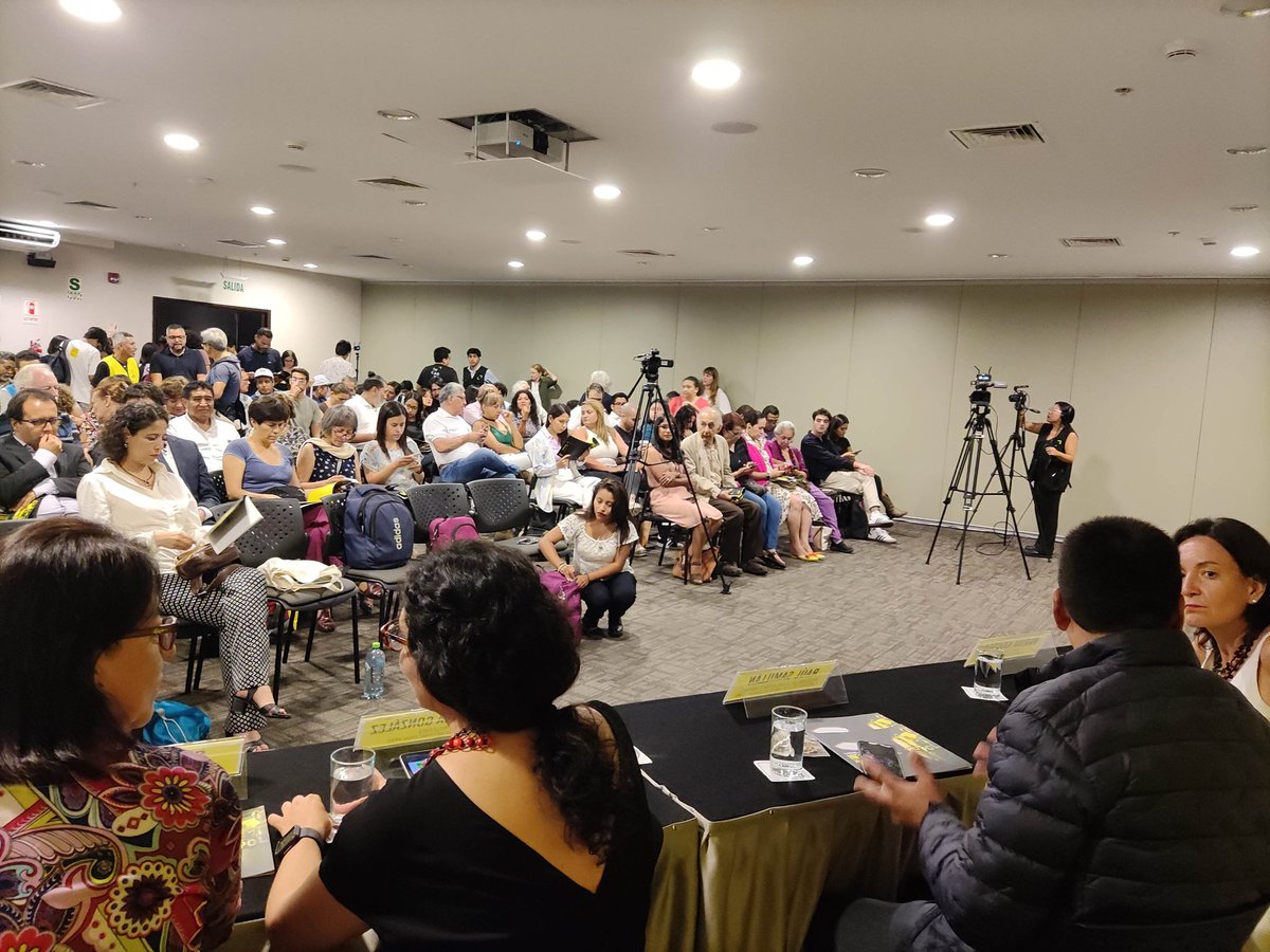 jfowks's tweet photo. Mucho público pendiente de informe @amnistiaperu tras boicot municipal en LUM. Informe indica que "con un marcado sesgo racista, las fuerzas de seguridad hicieron uso excesivo y letal de la fuerza principalmente contra  población indígena y campesina tras las manifestaciones" https://t.co/DjfrtfKb7j