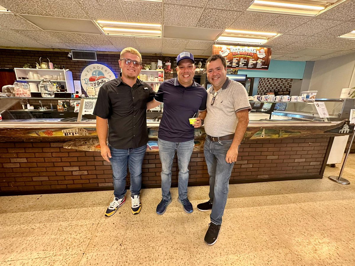 Siempre es bueno llegar a Lares y probar un rico helado de nuestra Heladeria "El Grito" y aproveché la ocasión para saludar y compartir con nuestro ex alcalde de Lares <a href="/alcalde_lares/">Jose Rodriguez Alcalde</a> y nuestro Presidente de la Juventud Jahn Tacoronte.