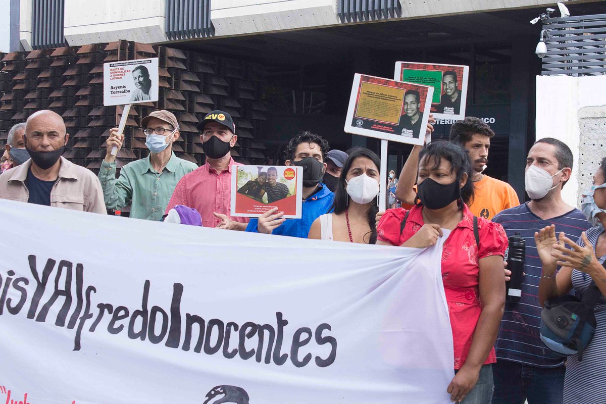 Merlinda_xx's tweet photo. #AryenisYAlfredoInocentes se opusieron a dejar ir los buques sin que pagaran a PDVSA, las mafias que nos han robado los acusaron de terroristas y los mantiene encarcelados por su Honestidad. Exigimos su liberación. @delcyrodriguezv @TSJ_Venezuela @dcabellor https://t.co/G05MAVl52a
