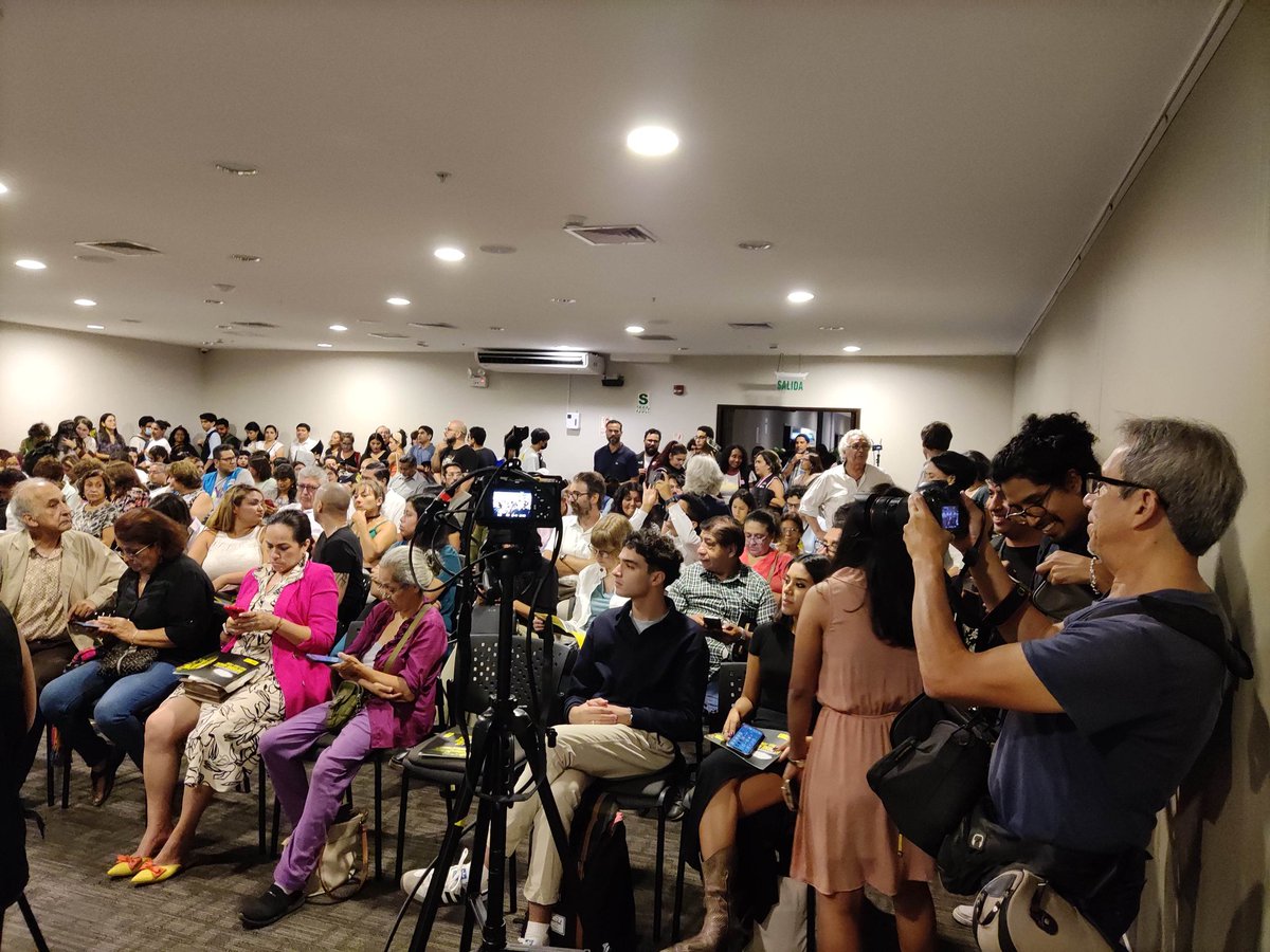 jfowks's tweet photo. Mucho público pendiente de informe @amnistiaperu tras boicot municipal en LUM. Informe indica que "con un marcado sesgo racista, las fuerzas de seguridad hicieron uso excesivo y letal de la fuerza principalmente contra  población indígena y campesina tras las manifestaciones" https://t.co/DjfrtfKb7j