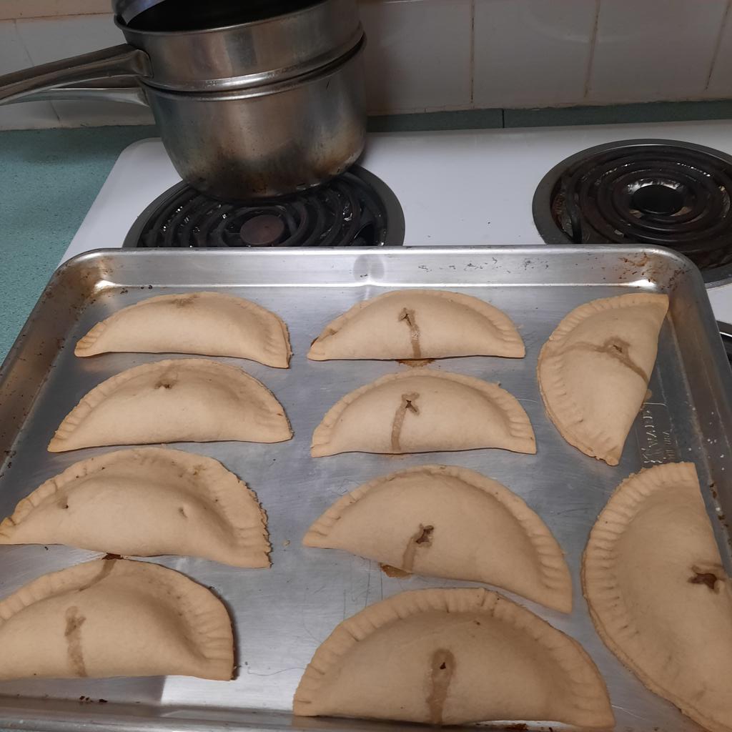 WillowsBrent's tweet photo. @AwkwardAndOdd I got some meat pies just for you! https://t.co/CVnc9ZSACf