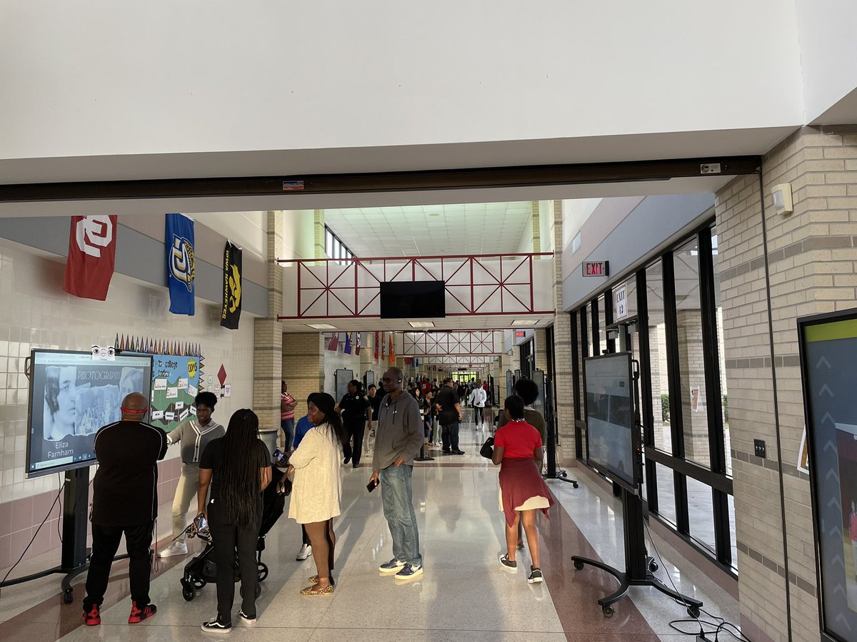 ODMSMustangs's tweet image. @ODMSMustangs Spring Family Night is LIT! #chooseAlief #gomustangs