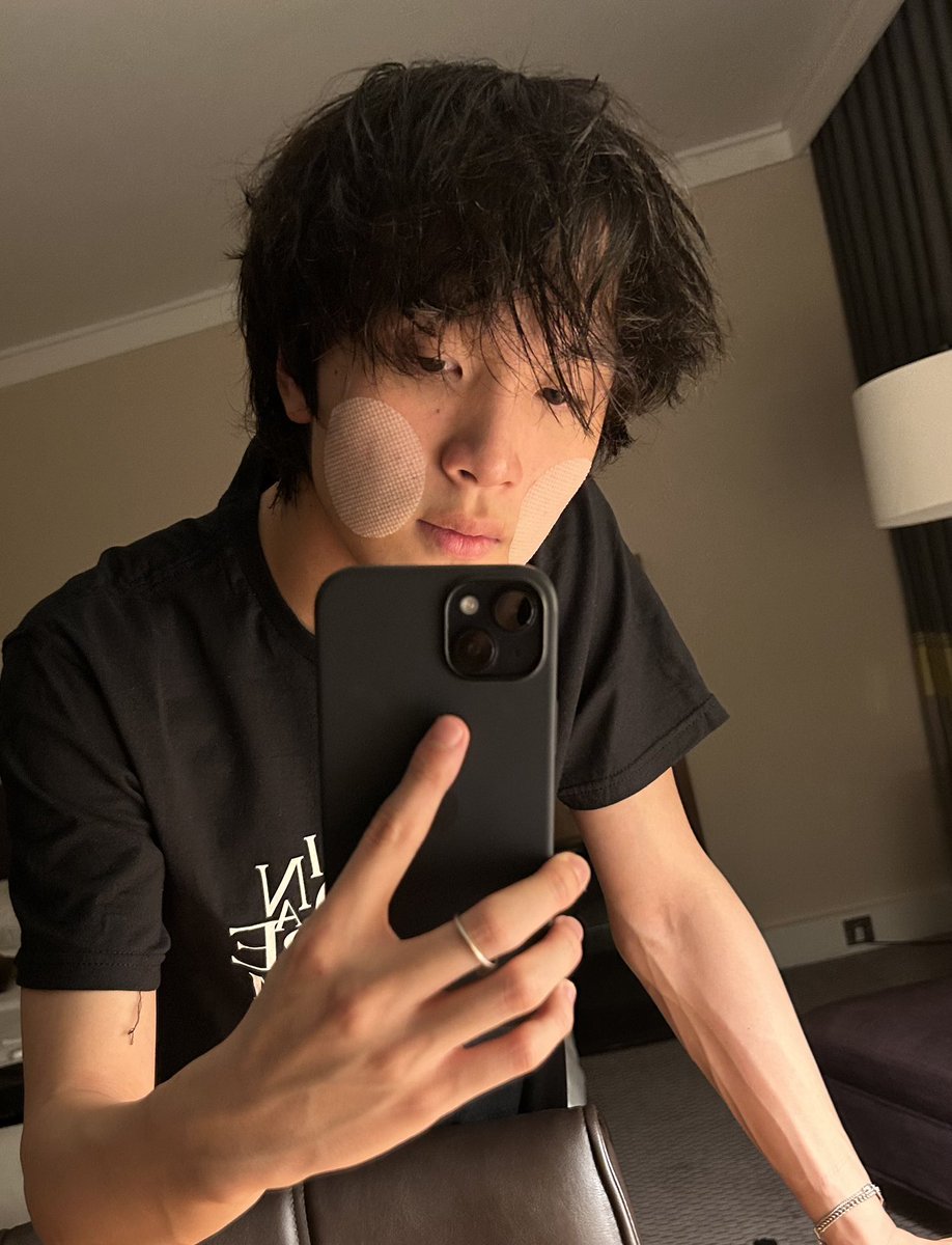 형
남자도 관리가 중요함요
팩도 붙여주고요
올리브영가서 샀어요
은정이랑
형 후배
ㅋㅋ
자나?