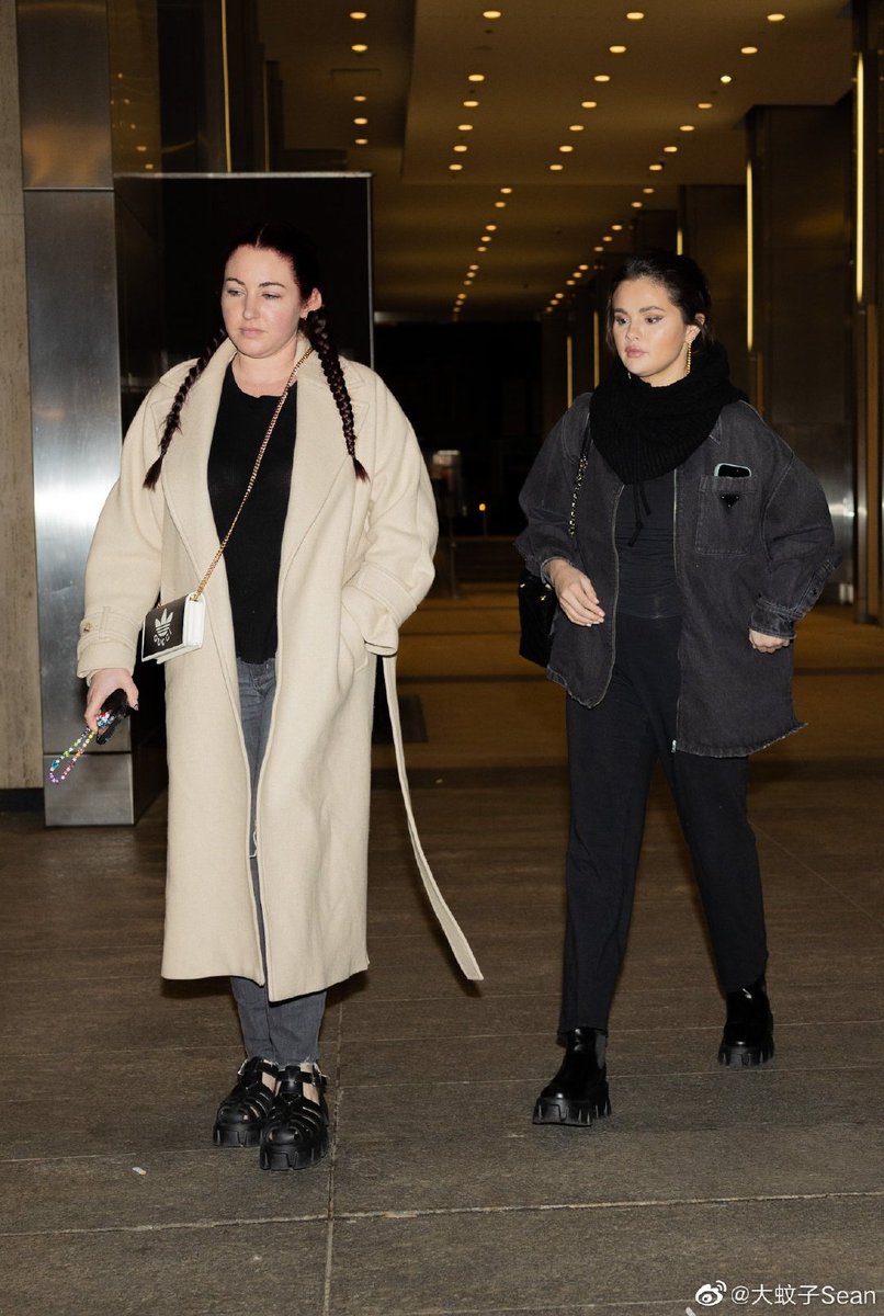 🚨 URGENTE: Selena Gomez com Taryn Zimmerman, assistente pessoal do Zayn hoje em Nova Iorque!