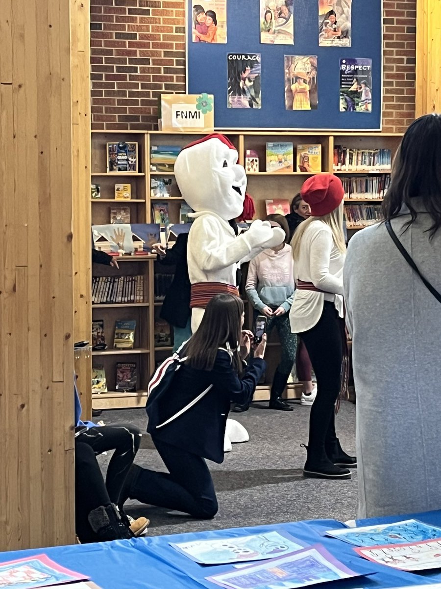 KenSampson1's tweet image. @ESMhs4 presents Tour du Monde Francophone. Spectacular turnout to support French music, games, dance, art and of course bonbons. Bonhomme even showed up!! This is the place to be. @HolySpiritRCSD #hs4