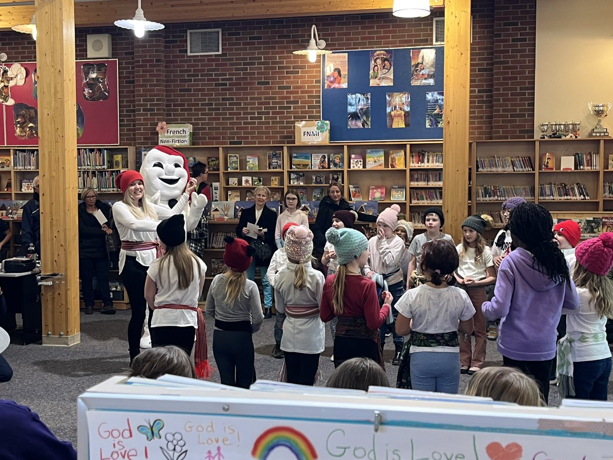 KenSampson1's tweet image. @ESMhs4 presents Tour du Monde Francophone. Spectacular turnout to support French music, games, dance, art and of course bonbons. Bonhomme even showed up!! This is the place to be. @HolySpiritRCSD #hs4