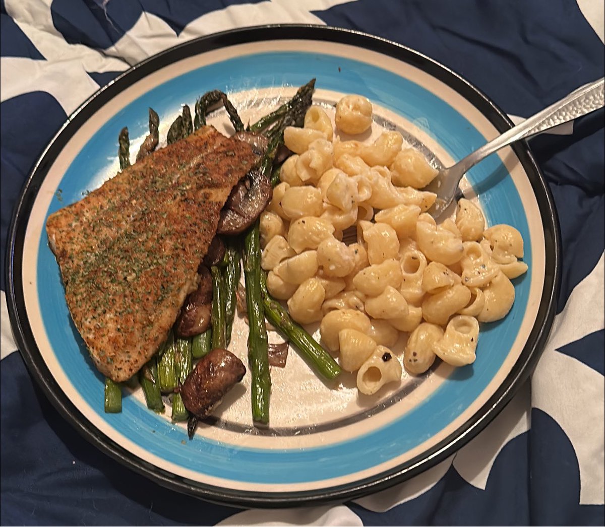 MrMan_Man's tweet image. #DinnerTonight Baked Swai fish, over roasted Asparagus and Mushrooms, with some leftover Mac &amp;amp; Cheese from the other night. #HealthierEating #GettingThisBodyAndHealthTogether! #GettingFit #HealthierLifestyleAllAround