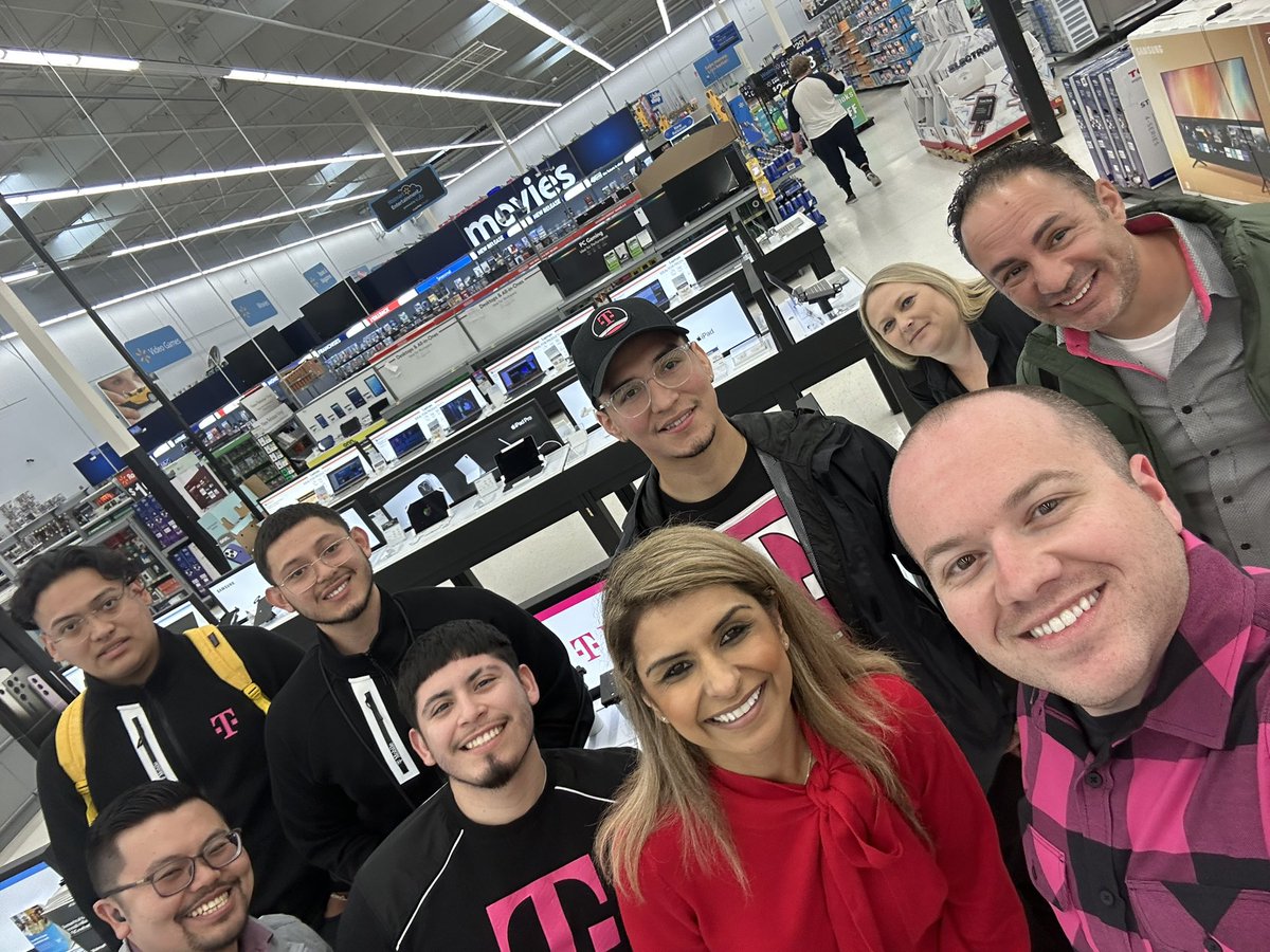 KevinMurray3's tweet photo. Awesome Day #WinningInWalmart so excited for my newly promoted Brand Ambassadors! We’re ready to help every customer join America’s Largest, Fastest, & Most Reliable 5G Network! @TMobile @TinaNRetail @JacksonTingley @NRSPG_ESeaton @rwashley1 @InMeeksOpinion https://t.co/xaHOZbP2vH