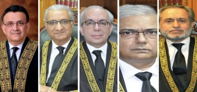 ARYSabirShakir's tweet photo. آج پھران معزز جج صاحبان کا حوصلہ بڑھائیں ان پر شدید ترین دباؤ ہے کل پارلیمنٹ میں انہیں دھمکیاں دی گئیں کیونکہ یہ دباؤ مسترد کرچُکے ہیں اللہ سلامت رکھے آمین پاکستان زندہ باد https://t.co/lsxCOB6XUx