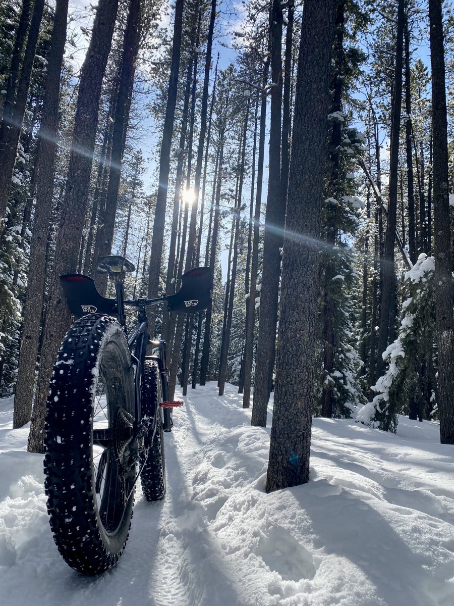 It’s that time of year with more daylight when, if you plan your day right and get a little lucky, you can sneak in a mountain adventure after work. And wow, what an incredible evening for it! Perfect snow, perfect conditions. ❄️🚵🏻‍♀️❤️
#ExploreKananaskis #FatBike #Spring #Bike