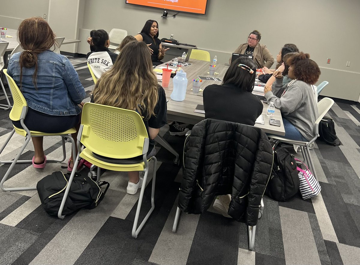 SubriaWhitaker's tweet photo. When @brittILSTU invited me to speak for her @leadilstu program back in November, I never could’ve imagined the outcome— or that it would turn into all that it has. 🥺

@IllinoisStateU is really starting to feel like a 2nd unofficial home for me, and I can’t wait to go back! ♥️ https://t.co/MuR2T1hQOz