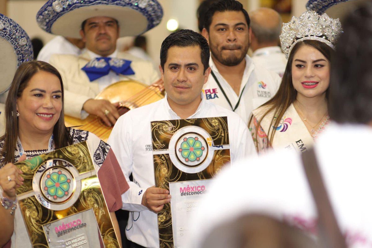 LorenzoRiveraN's tweet photo. Con enorme orgullo recibo a nombre de Chignahuapan el premio como “Mejor Pueblo Mágico para una escapada inolvidable” de la revista @mexdesconocido. Esto no sería posible sin el apoyo de @Gob_Puebla a través de @TurismoGobPue y el trabajo en equipo con  prestadores de servicios. https://t.co/iwte1oQQ41